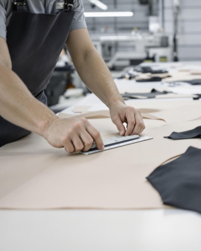 Corte manual de un material elástico para prendas moldeadoras
