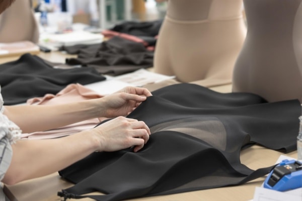 Inspección visual de un producto negro de prendas moldeadoras