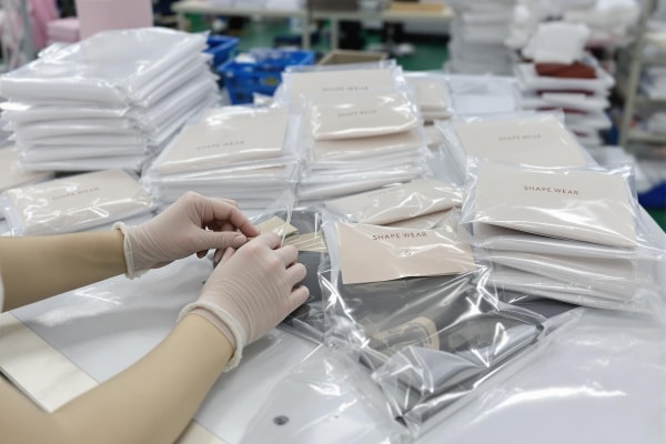Inspección de productos de prendas moldeadoras empacados antes del envío