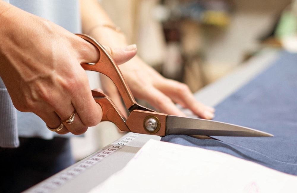 Corte manual de material para un proyecto de fajas